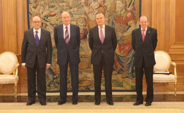 Su Majestad el Rey junto a una representación del Patronato de la Fundación Pro Real Academia Española